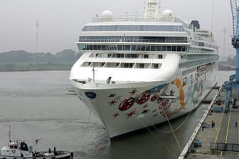 Der Kreuzfahrtschiff "Norwegian Pearl": Der Luxusliner hat das erste Mal in Rostock festgemacht.