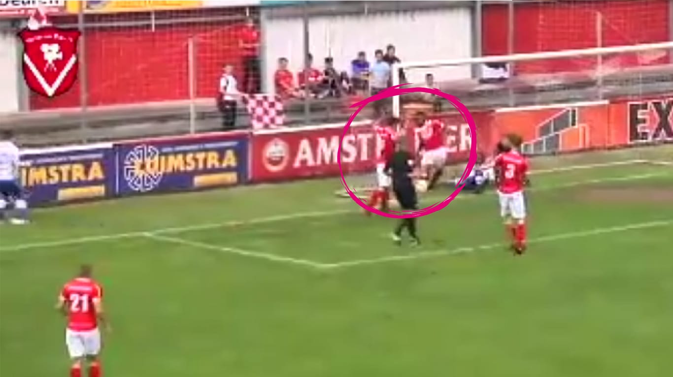 Kuriose Szene: In den Niederlanden hat ein Schiedsrichter bei einem Fußballspiel ein Tor erzielt.