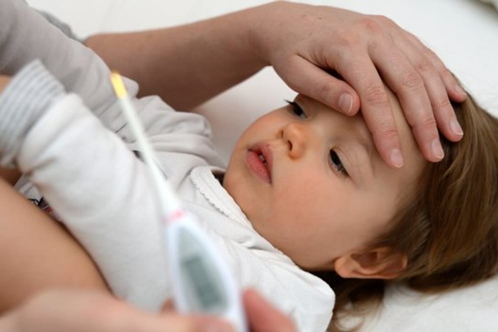 Wenn ein Kind Fieber hat, sollten seine Eltern die Körpertemperatur regelmäßig kontrollieren.