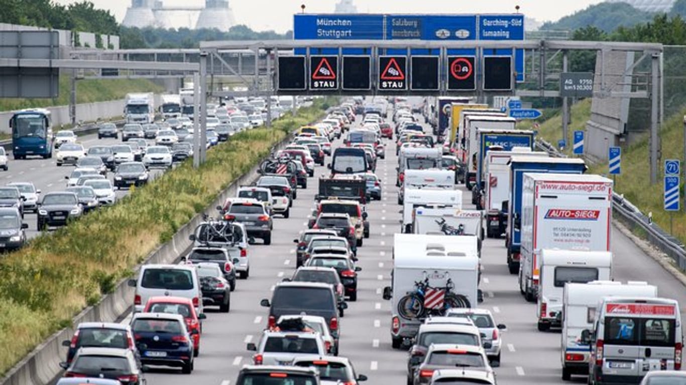 Zähfließender Verkehr herrscht auf der Autobahn A9 bei München.