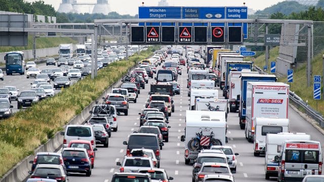 Zähfließender Verkehr herrscht auf der Autobahn A9 bei München. Zähfließender Verkehr herrscht auf der Autobahn A9 bei München.
