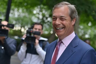 Nigel Farage, Vorsitzender der Brexit-Partei, ist sichtlich zufrieden: Seine Brexit-Partei wurde in Großbritannien stärkste Kraft bei der Europawahl.