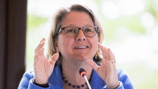 Bundesumweltministerin Svenja Schulze spricht nach der Konferenz der Umweltminister und -senatoren auf einer Pressekonferenz in Hamburg.