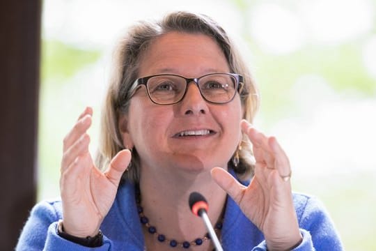 Bundesumweltministerin Svenja Schulze spricht nach der Konferenz der Umweltminister und -senatoren auf einer Pressekonferenz in Hamburg.