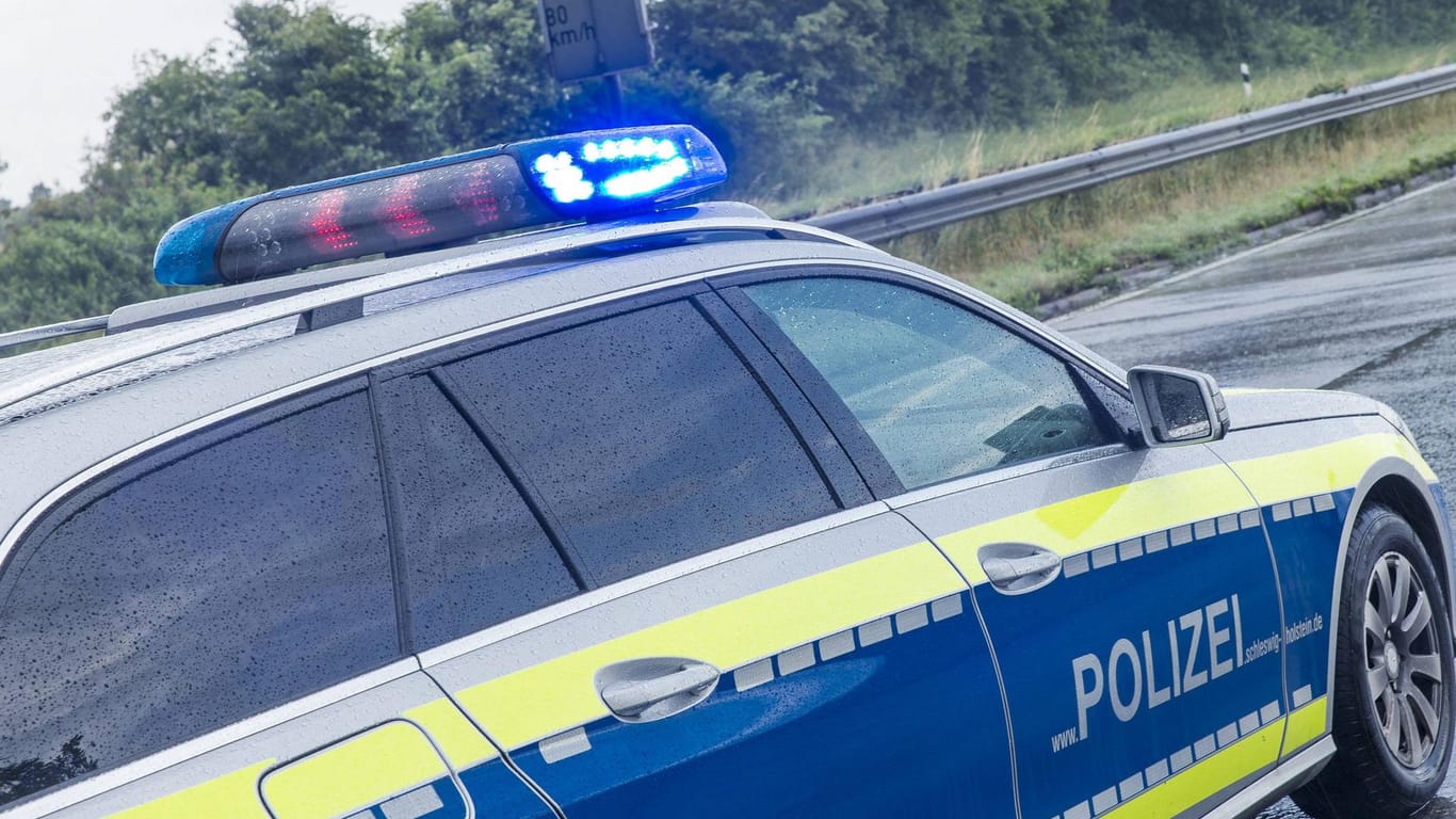 Einsatzwagen der Polizei: Auf der A7 stand der Verkehr teilweise still. (Archivbild)