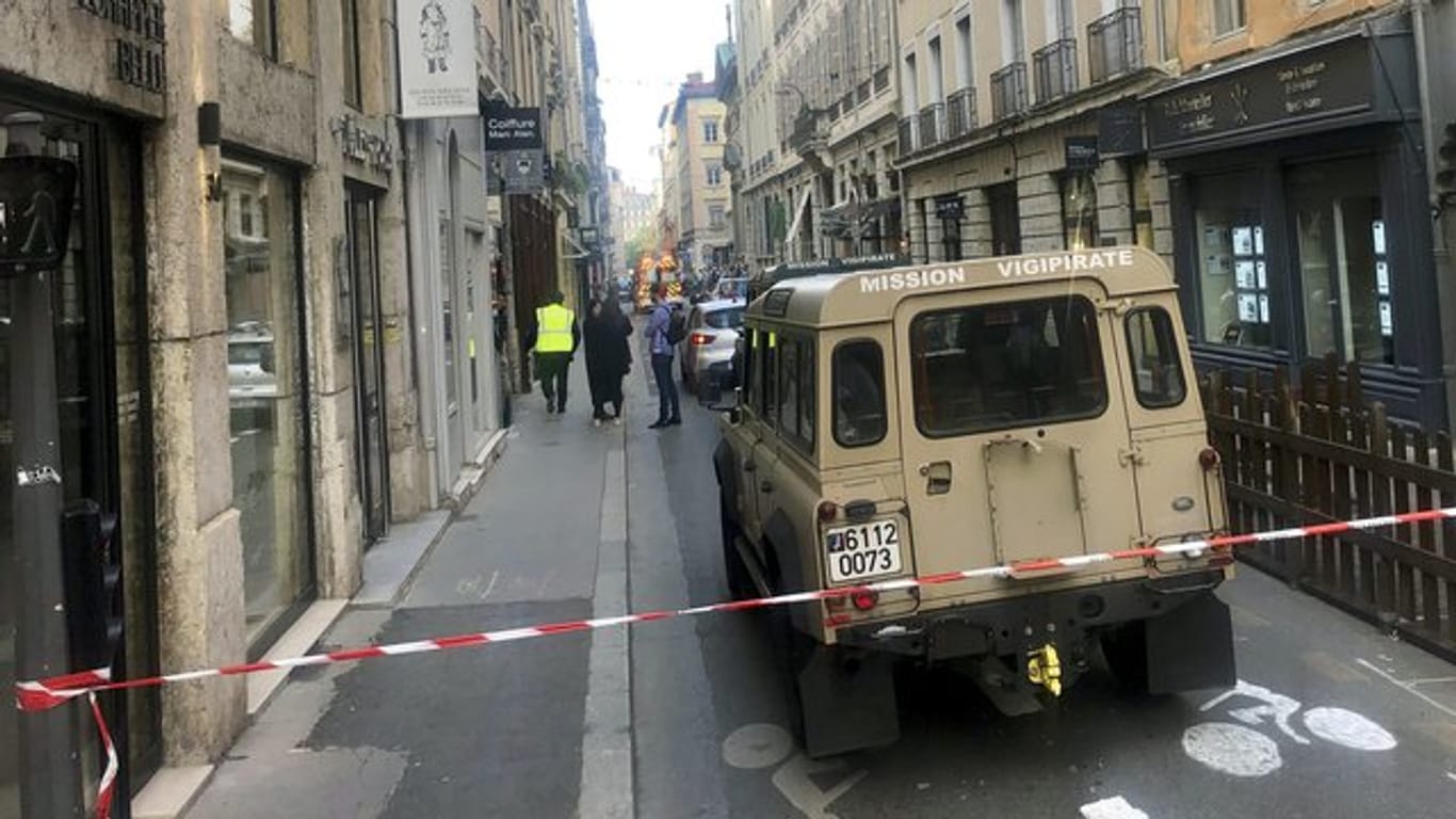Ein Fahrzeug der französischen Anti-Terror-Einheit "Vigipirate Mission" in der Nähe des abgesperrten Tatorts.