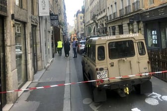 Ein Fahrzeug der französischen Anti-Terror-Einheit "Vigipirate Mission" in der Nähe des abgesperrten Tatorts.