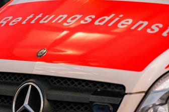 Ein Wagen des Rettungsdienstes: Das Unglücksopfer musste in eine Klinik gebracht werden. (Symbolbild)