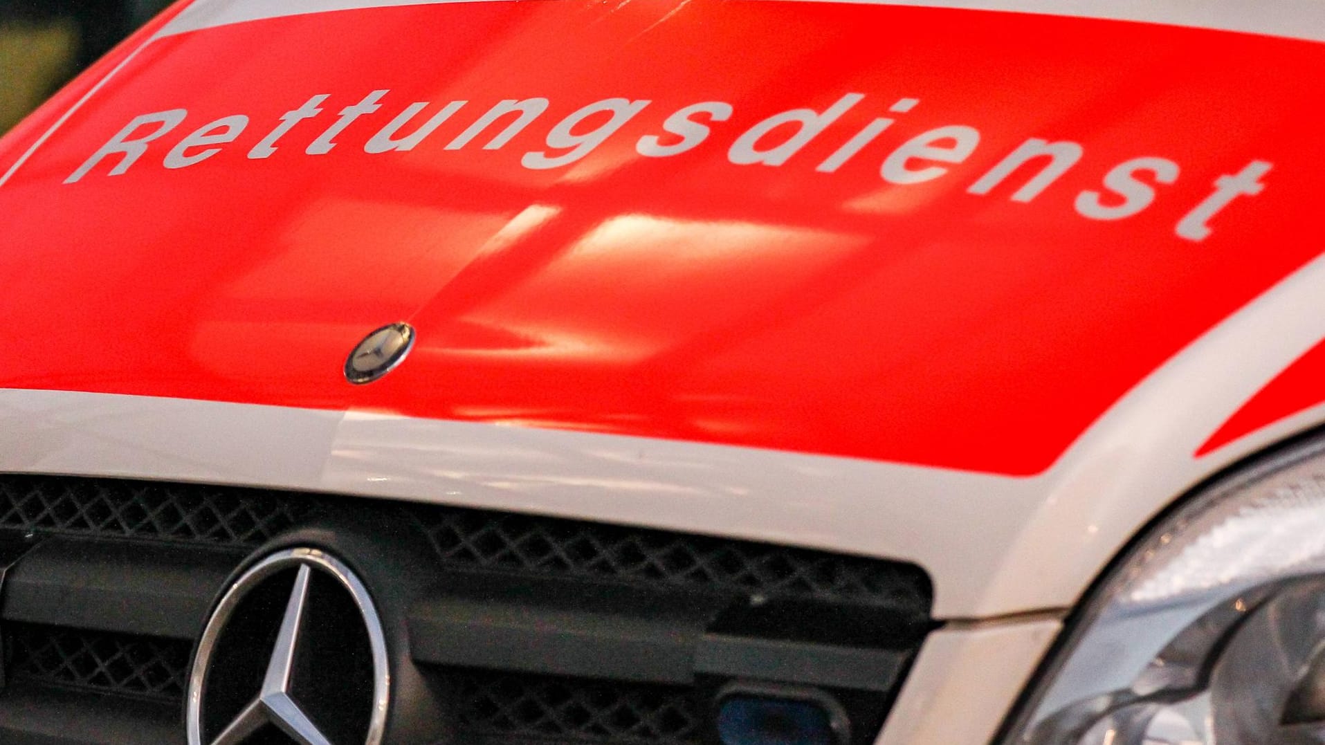 Ein Wagen des Rettungsdienstes: Das Unglücksopfer musste in eine Klinik gebracht werden. (Symbolbild)