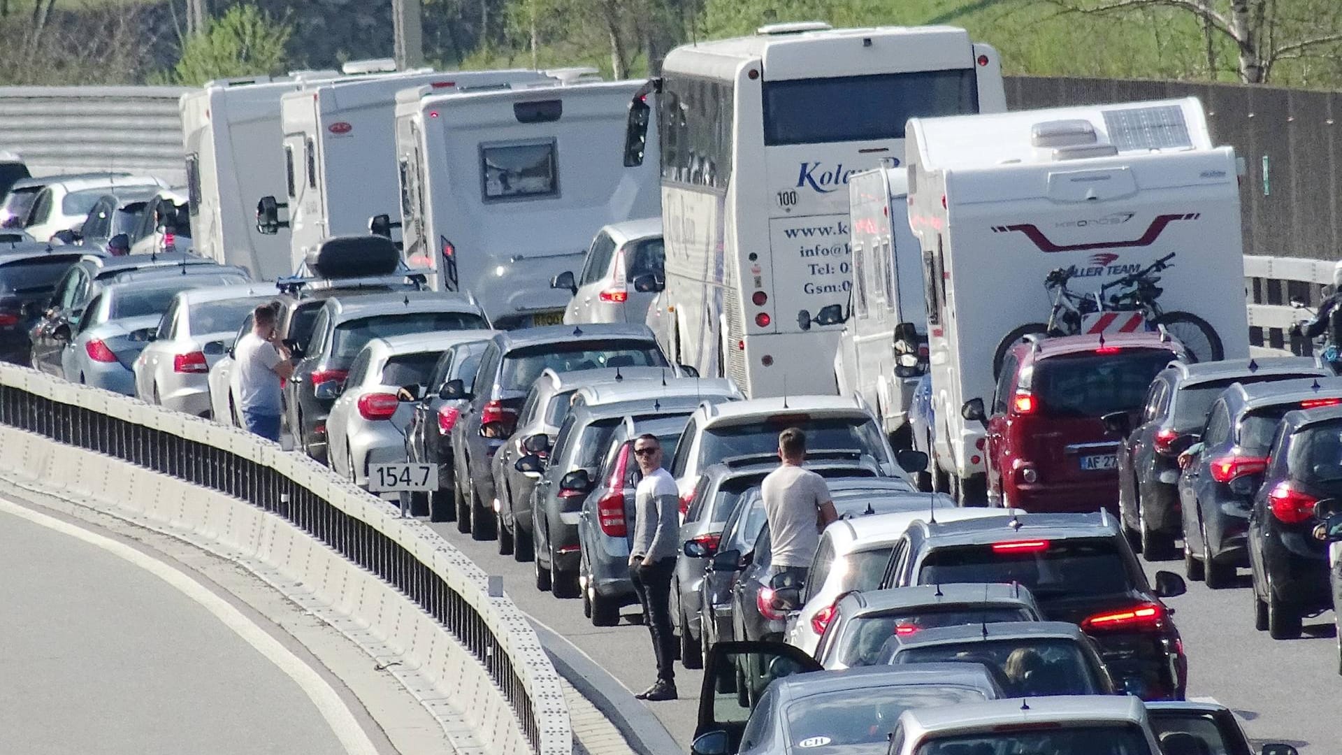 Nichts geht mehr: Auch an Christi Himmelfahrt sollten Autofahrer mit langen Staus rechnen, warnt der ADAC.