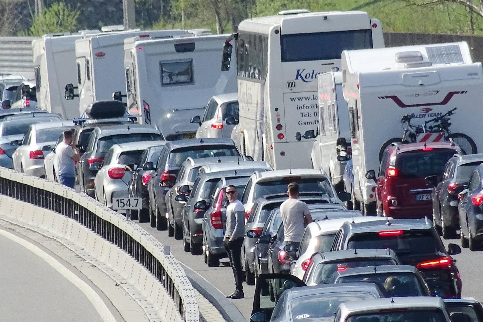 Nichts geht mehr: Auch an Christi Himmelfahrt sollten Autofahrer mit langen Staus rechnen, warnt der ADAC.