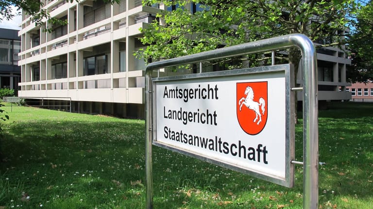 Staatsanwaltschaft Hildesheim: Ein Ehepaar wird des Missbrauchs in mehreren Fällen beschuldigt.
