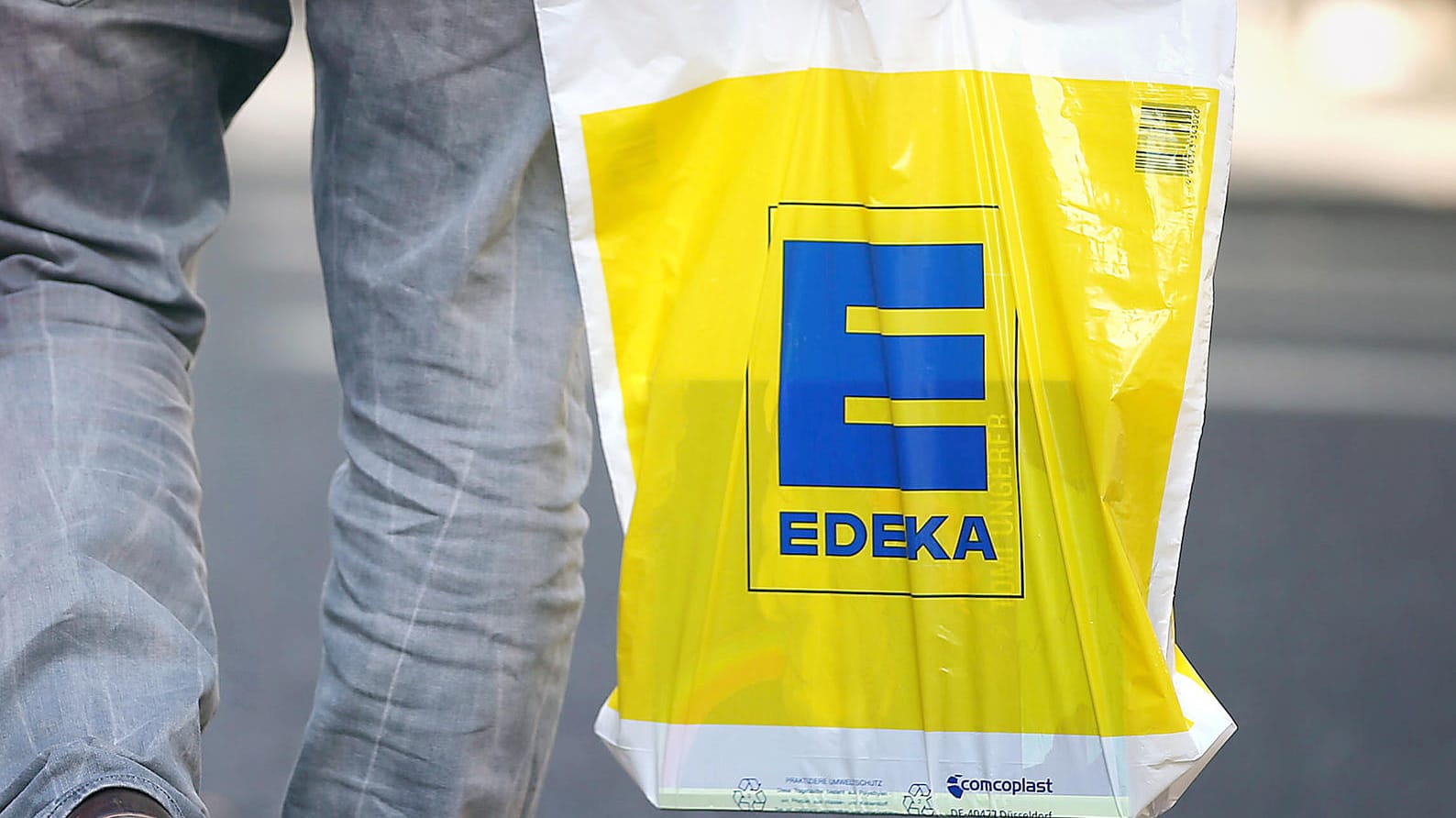 Mann mit Edeka-Tüte