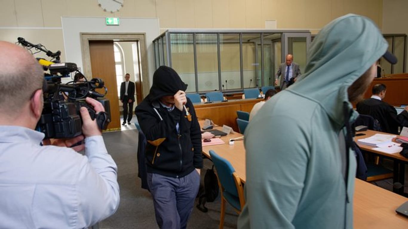 Angeklagte kommen beim Prozess um die sogenannte "Scharia-Polizei" in einen Saal des Landgerichts Wuppertal.