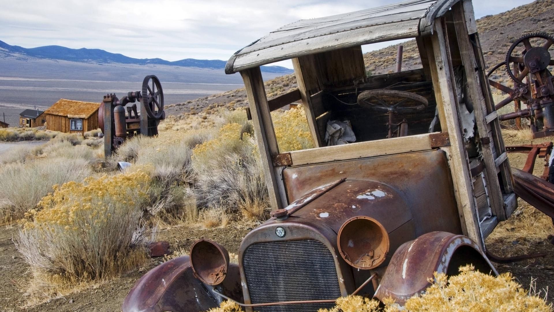 Kaputte Autos in der Wüste: In Berlin, Nevada, säumen Schrottautos die Straße.