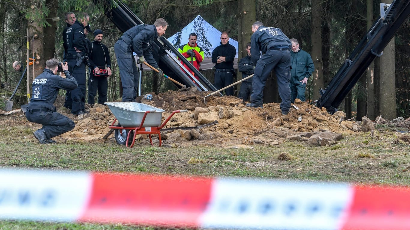 Einsatzkräfte der Polizei graben an einem möglichen Ablageort: Zuvor hatten die Polizisten schon an anderen Orten nach der Leiche gesucht.