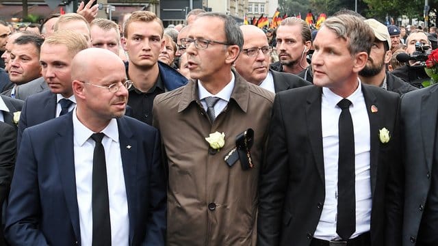 Der Vorsitzende der AfD in Brandenburg, Andreas Kalbitz (l), nimmt mit AfD-Sachsen-Chef Jörg Urban (M) und dem Vorsitzenden der AfD-Fraktion im Thüringer Landtag, Björn Höcke, an einer Demonstration in Chemnitz teil. Der Vorsitzende der AfD in Brandenburg, Andreas Kalbitz (l), nimmt mit AfD-Sachsen-Chef Jörg Urban (M) und dem Vorsitzenden der AfD-Fraktion im Thüringer Landtag, Björn Höcke, an einer Demonstration in Chemnitz teil.