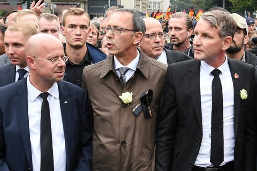 Der Vorsitzende der AfD in Brandenburg, Andreas Kalbitz (l), nimmt mit AfD-Sachsen-Chef Jörg Urban (M) und dem Vorsitzenden der AfD-Fraktion im Thüringer Landtag, Björn Höcke, an einer Demonstration in Chemnitz teil.