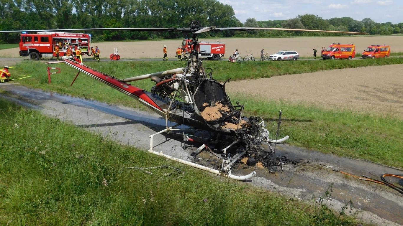 Ein ausgebrannter Hubschrauber steht auf einem Feldweg: Ohne Hubschrauber sind die Brutgebiete schwer zu erreichen.