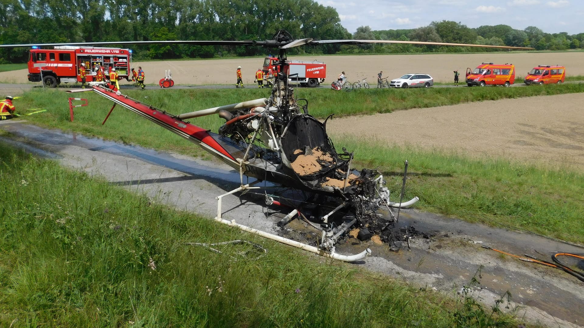 Ein ausgebrannter Hubschrauber steht auf einem Feldweg: Ohne Hubschrauber sind die Brutgebiete schwer zu erreichen.