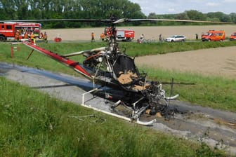 Ein ausgebrannter Hubschrauber steht auf einem Feldweg: Ohne Hubschrauber sind die Brutgebiete schwer zu erreichen.