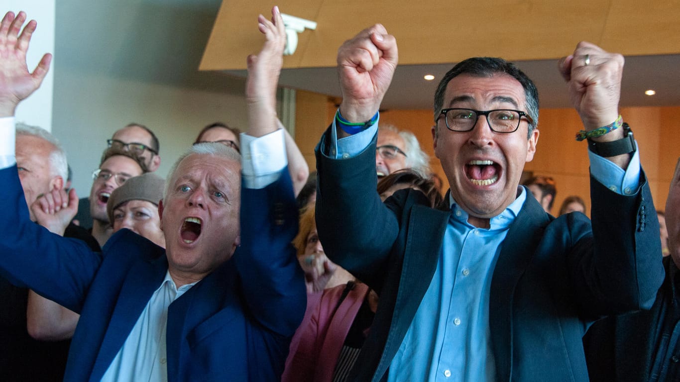 Fritz Kuhn (l), Oberbürgermeister von Stuttgart, und der Bundestagsabgeordnete Cem Özdemir (beide Bündnis 90/ Die Grünen): Sie freuen sich nach der Bekanntgabe der Wahlergebnisse der Europa- und Kommunalwahlen.