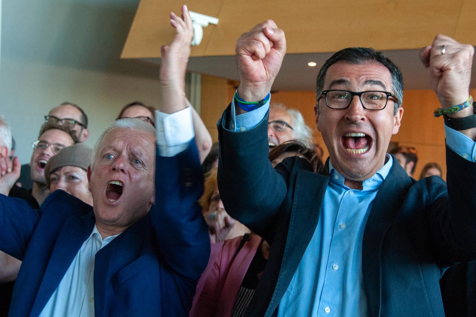Fritz Kuhn (l), Oberbürgermeister von Stuttgart, und der Bundestagsabgeordnete Cem Özdemir (beide Bündnis 90/ Die Grünen): Sie freuen sich nach der Bekanntgabe der Wahlergebnisse der Europa- und Kommunalwahlen.