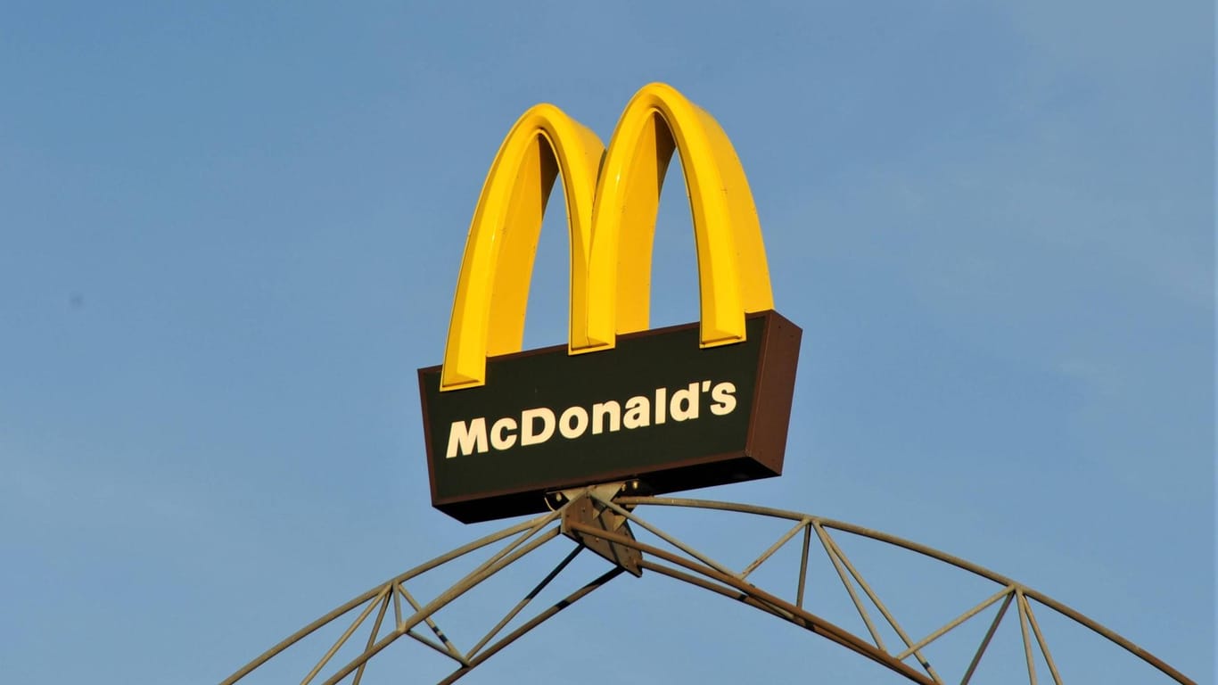 Das McDonald's-Logo ist über einer Filiale zu sehen: Bei der Fast-Food-Kette kann man jetzt per App bestellen.