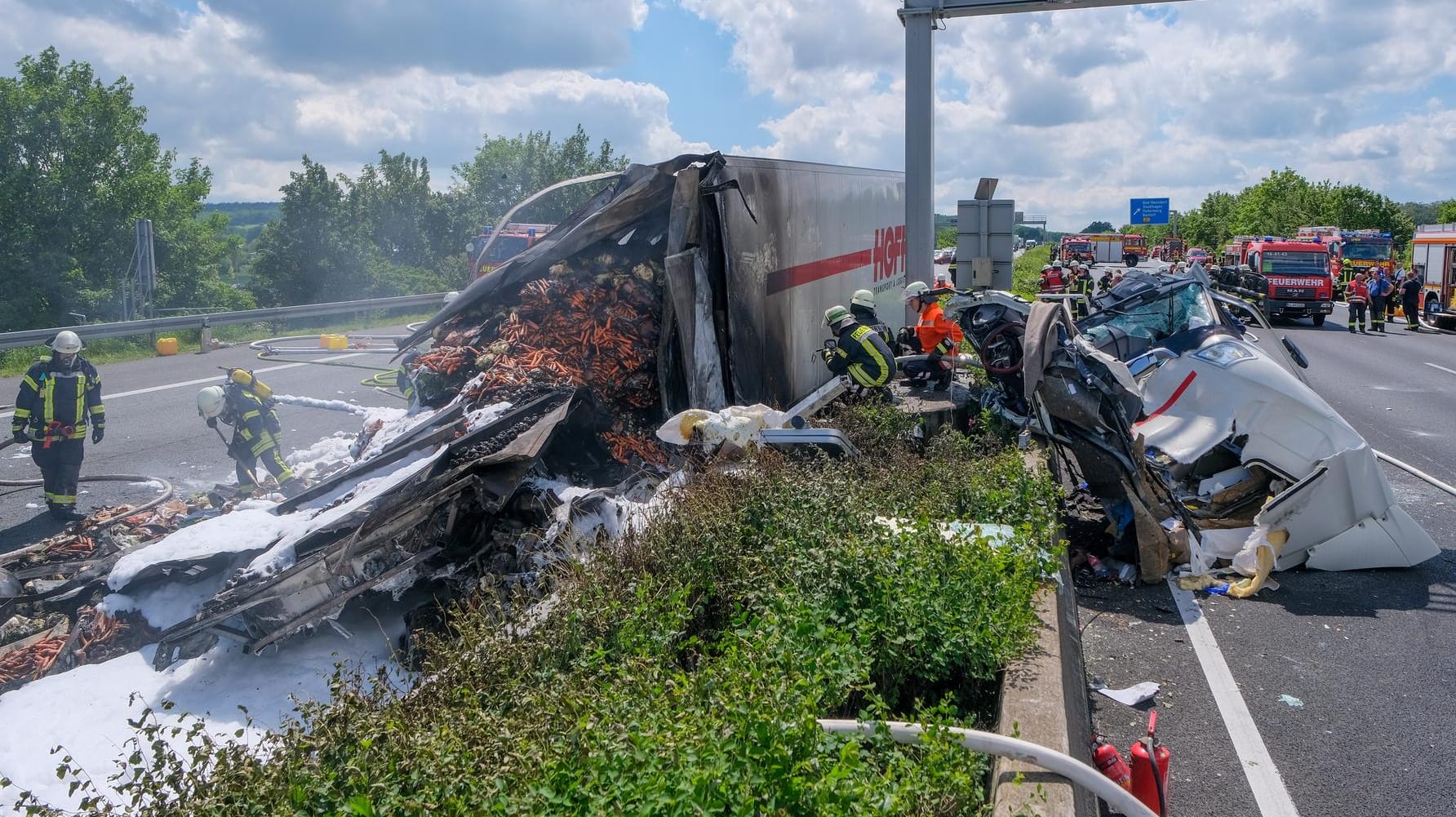 Autobahn 2 Richtung Hannover: Ein brennender Lkw blockierte die Fahrbahn.