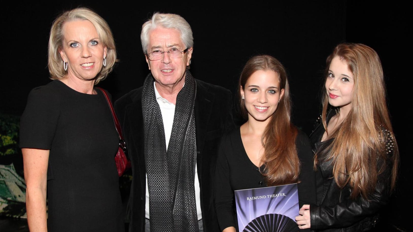 Frank Elstner mit seiner Frau Britta und den gemeinsamen Töchtern Enya und Lena.