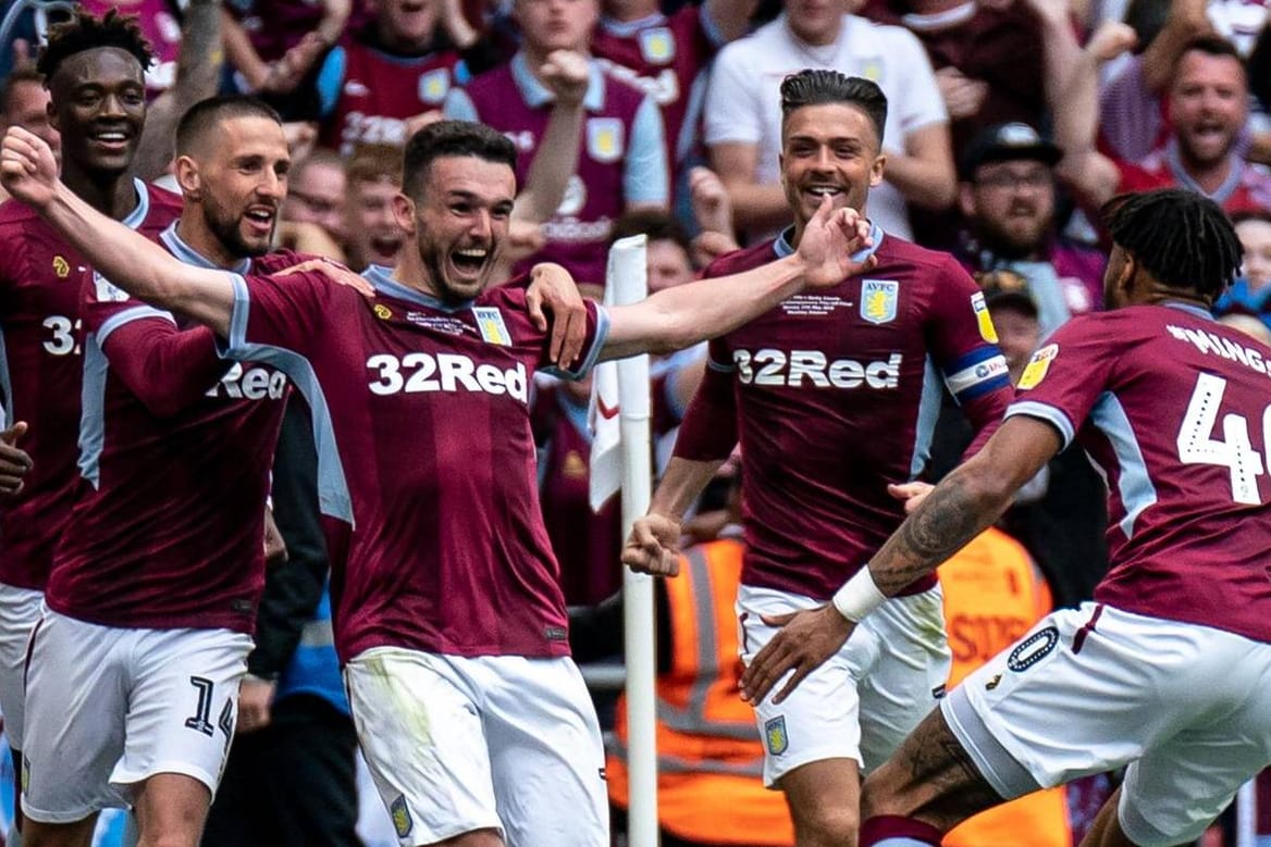 Die Spieler von Aston Villa jubeln: der Traditionsklub kehrt in die Premier League zurück.