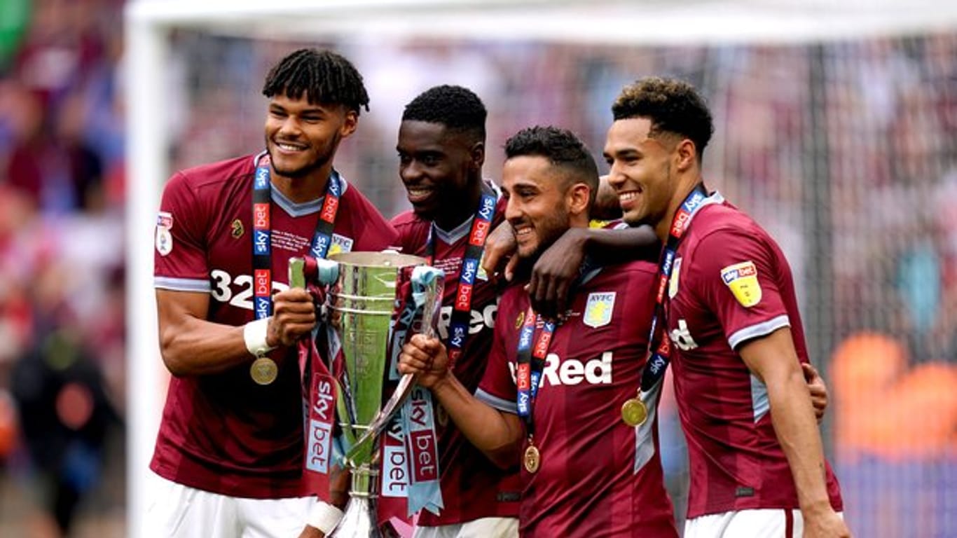 Die Spieler von Aston Villa feiern den Aufstieg in die Premier League.