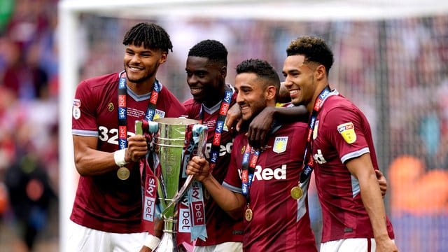 Die Spieler von Aston Villa feiern den Aufstieg in die Premier League. Die Spieler von Aston Villa feiern den Aufstieg in die Premier League.