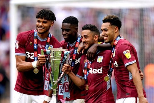 Die Spieler von Aston Villa feiern den Aufstieg in die Premier League.