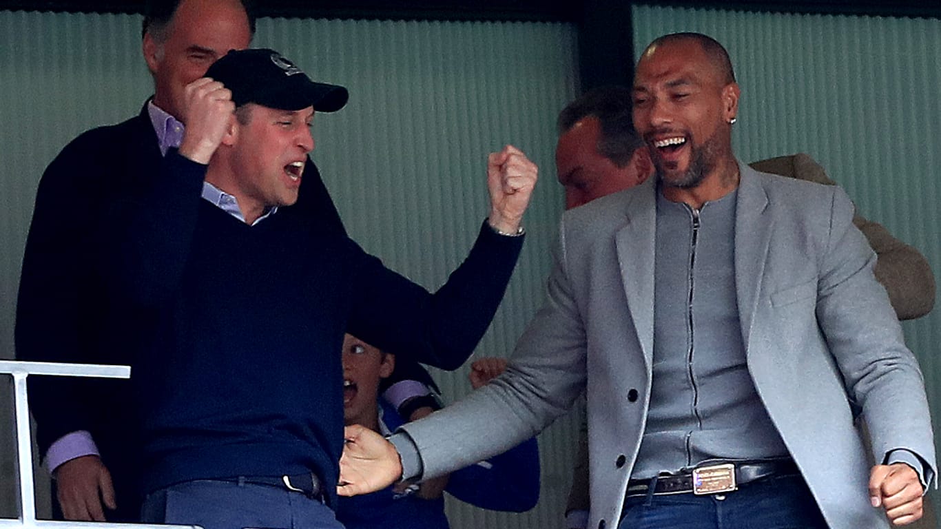 Prinz William und John Carew: Sie freuen sich über den Sieg von Aston Villa.