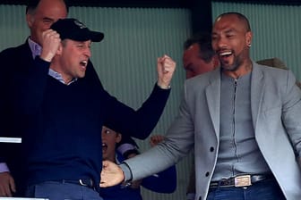 Prinz William und John Carew: Sie freuen sich über den Sieg von Aston Villa.