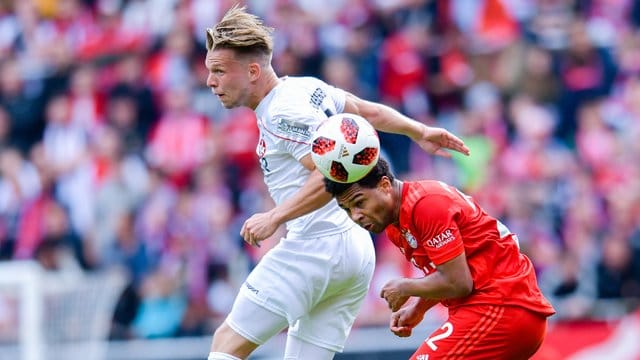 Serge Gnabry vom FC Bayern kommt vor Lauterns Janek Sternberg (l) an den Ball. Serge Gnabry vom FC Bayern kommt vor Lauterns Janek Sternberg (l) an den Ball.