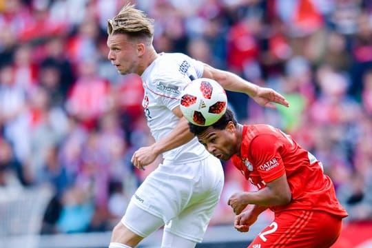Serge Gnabry vom FC Bayern kommt vor Lauterns Janek Sternberg (l) an den Ball.