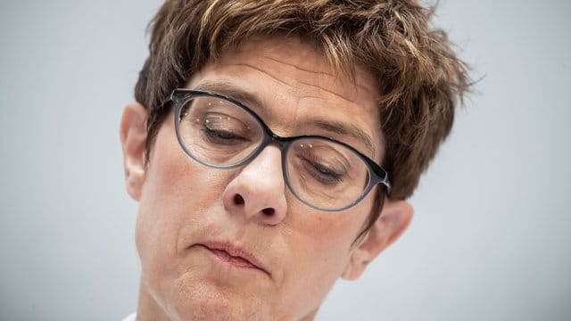 CDU-Chefin Annegret Kramp-Karrenbauer hat mit ihrer Reaktion auf ein YouTube-Video eine heftige Debatte ausgelöst.