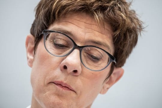 CDU-Chefin Annegret Kramp-Karrenbauer hat mit ihrer Reaktion auf ein YouTube-Video eine heftige Debatte ausgelöst.