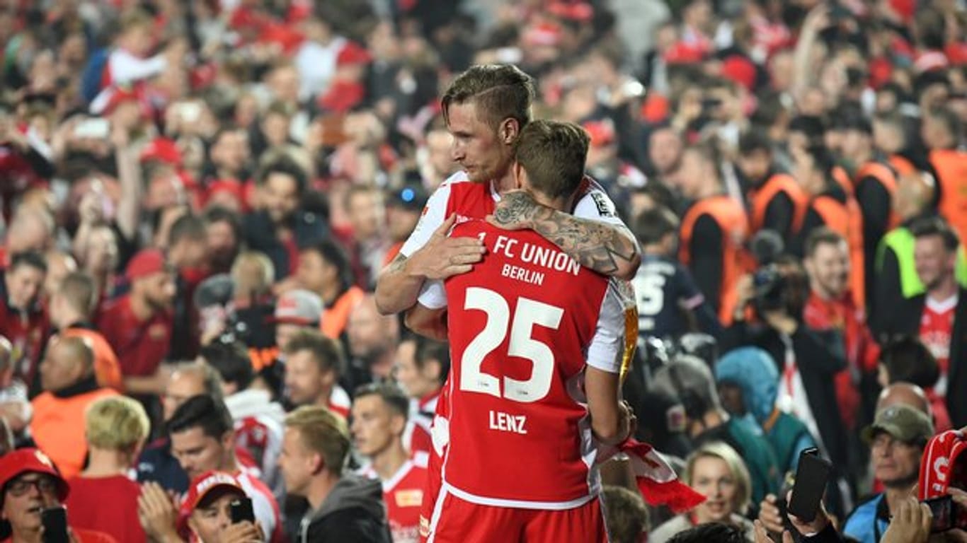 Die Unioner Sebastian Andersson und Christopher Lenz (vorne) feiern mit den Fans den Aufstieg.