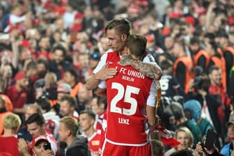 Die Unioner Sebastian Andersson und Christopher Lenz (vorne) feiern mit den Fans den Aufstieg.