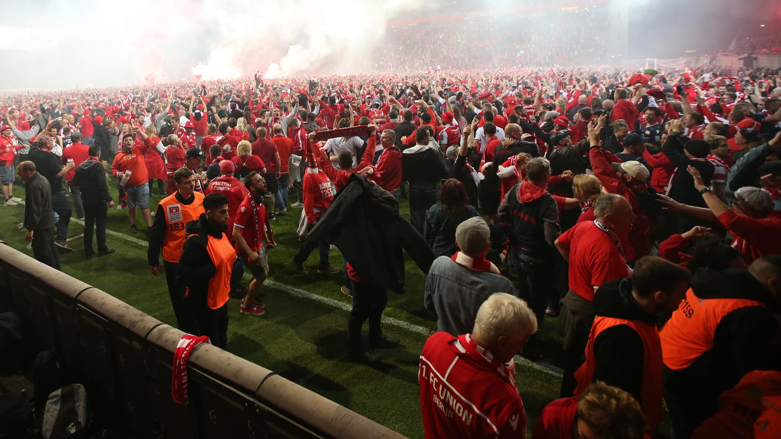 Emotionen pur nach dem Abpfiff: Die Fans von Union Berlin feiern auf dem Spielfeld den Aufstieg.