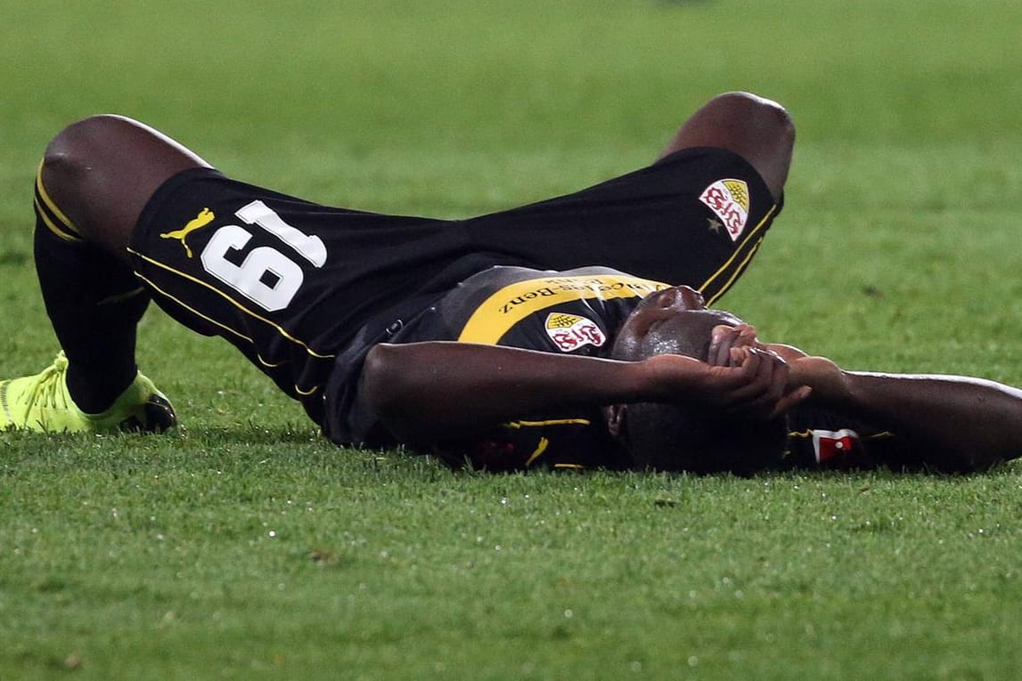 Stuttgarts Chadrac Akolo trauert: Der VfB Stuttgart ist nach 2016 schon wieder in die 2. Bundesliga abgestiegen.