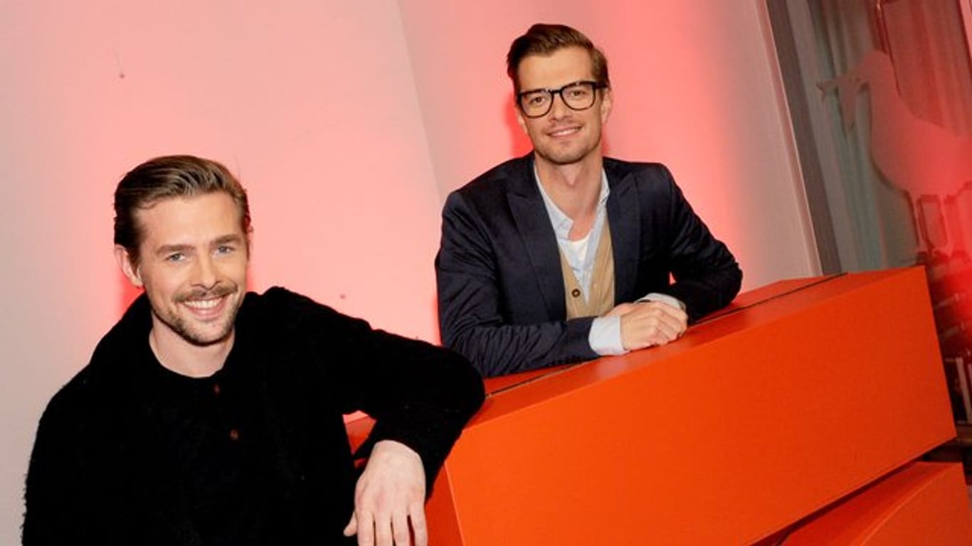 Die TV-Moderatoren Klaas Heufer-Umlauf (l) und Joko Winterscheidt wollen gegen ihren Sender antreten.