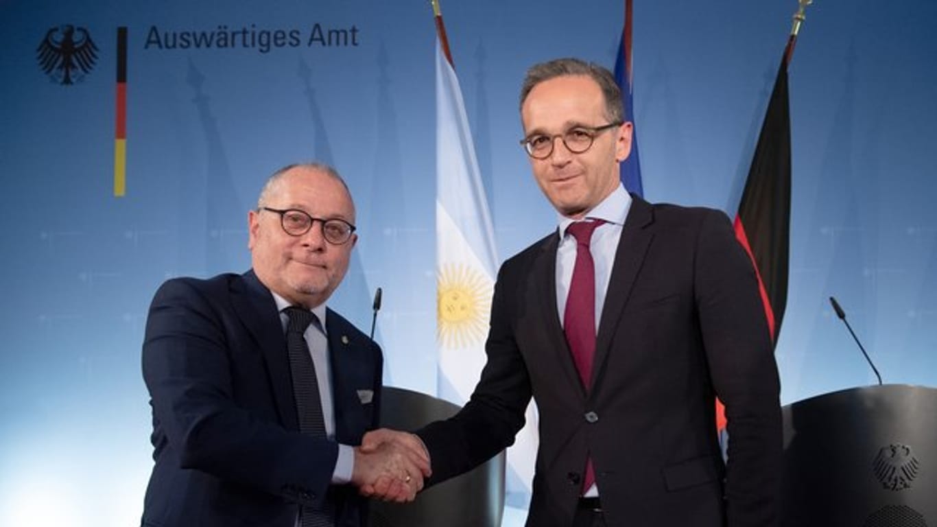 Handschlag im Auswärtigen Amt: Bundesaußenminister Heiko Maas und sein argentinischer Amtskollege Jorge Marcelo (l), einer der Konferenz-Teilnehmer.