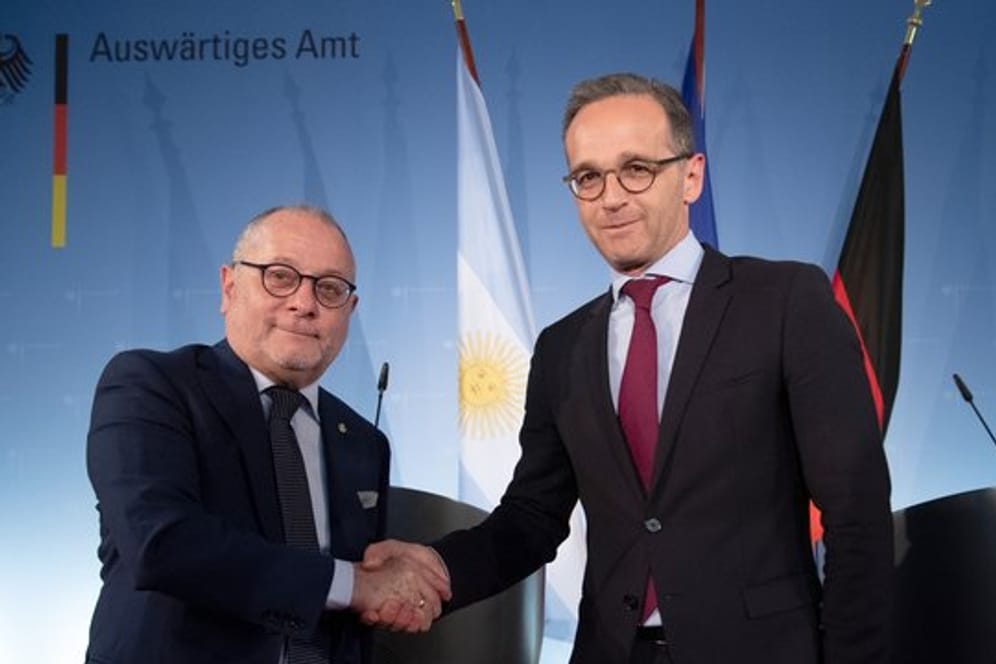 Handschlag im Auswärtigen Amt: Bundesaußenminister Heiko Maas und sein argentinischer Amtskollege Jorge Marcelo (l), einer der Konferenz-Teilnehmer.