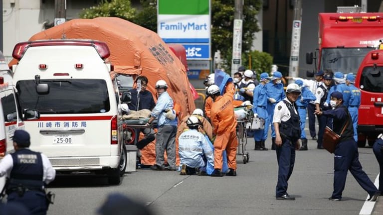 Rettungskräfte am Tatort in Tokio.