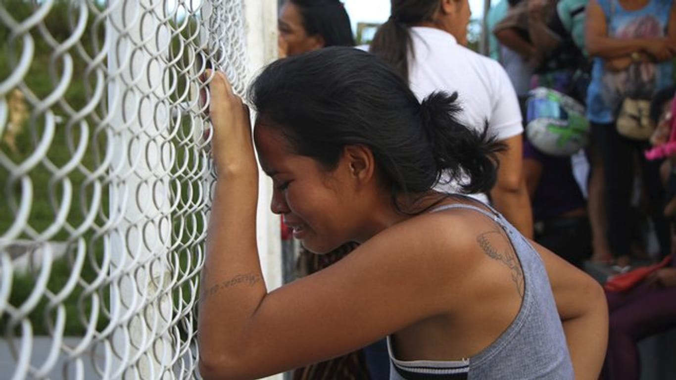 Die Angehörige eines Gefängnisinsassen vor einer Haftanstalt im nordbrasilianischen Manaus.