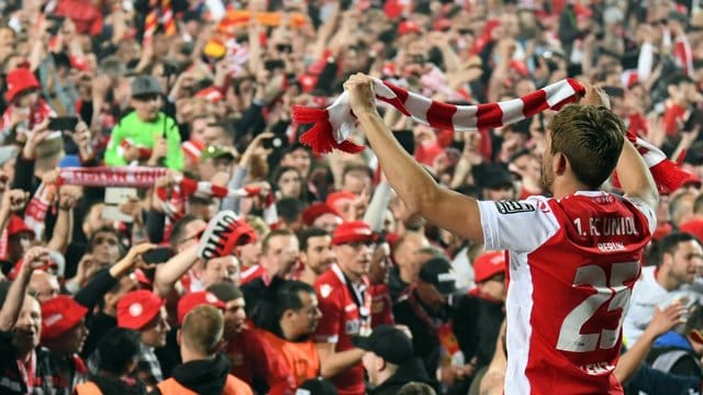 Berlins Christopher Lenz feiert mit den begeisterten Fans den Aufstieg. Berlins Christopher Lenz feiert mit den begeisterten Fans den Aufstieg.
